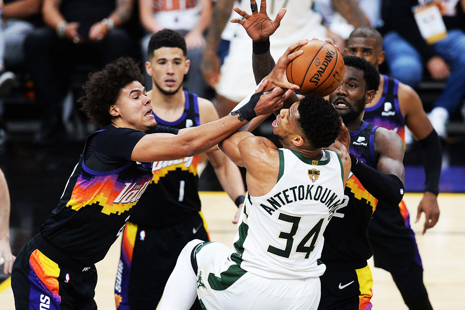 Đi vào lịch sử, Giannis Antetokounmpo vẫn không thể cùng Bucks chống lại Phoenix tại Game 2