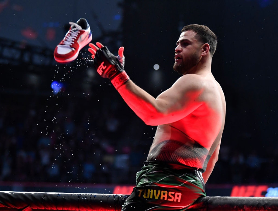 Kết liễu Greg Hardy, Tai Tuivasa trở lại với màn "uống bia bằng giày" đặc trưng