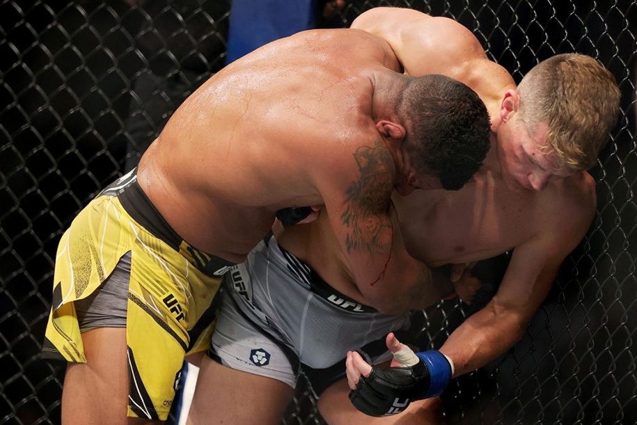 Trọng tài Marc Goddard lý giải pha ra đòn bị nghi phạm lỗi của Gilbert Burns tại UFC 264