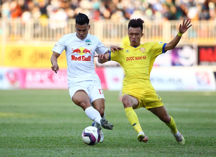 V.League 2021 dời sang 2/2022, các CLB thắc mắc "thiệt hại tài chính thì tính sao?"
