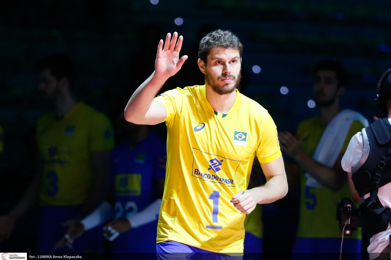Vượt ồn ào quá khứ, mỹ nam bóng chuyền cầm cờ Brazil tại Lễ khai mạc Olympic Tokyo