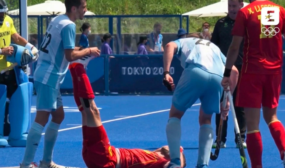 Khúc côn cầu Olympic Tokyo: Nghi đối phương vờ đau, phang gậy ngay lên đầu