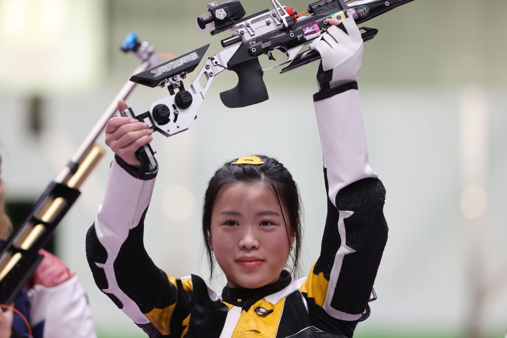 VĐV bắn súng Trung Quốc lập kỷ lục và giành HCV đầu tiên của Olympic Tokyo 2021