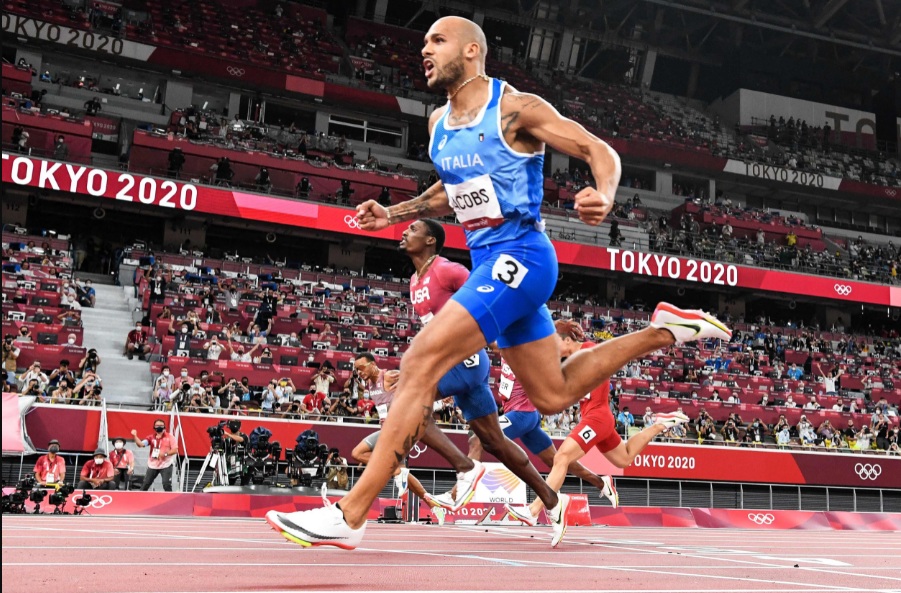 Chung kết chạy 100m Olympic Tokyo: Qu&aacute; muộn để ngăn cản Jacobs