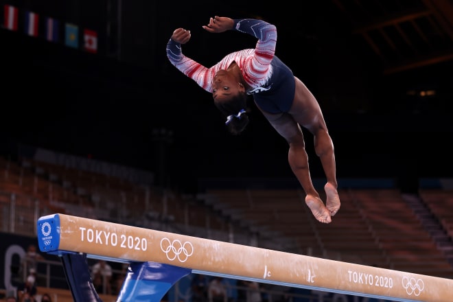 Thua hai VĐV Trung Quốc, Simone Biles vẫn đi vào lịch sử TDDC Mỹ