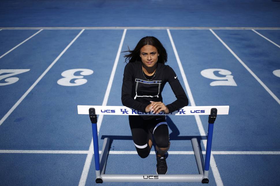 Kỷ lục gia 400m rào thế giới và Olympic Sydney McLaughlin: Chọn học vấn, gạt tiền bạc