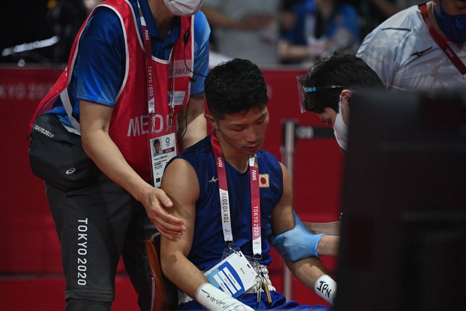 Nghịch lý Boxing Olympic: Ngồi xe lăn rời võ đài, võ sĩ vẫn được xử thắng