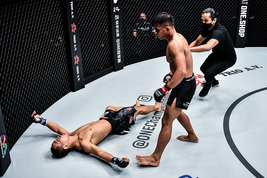 Võ sĩ Indonesia tung cú knockout nhanh nhất lịch sử hạng ruồi ONE Championship