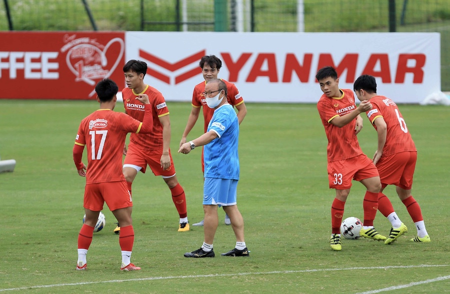 Tân binh ĐT Việt Nam từng có ý định nghỉ đá bóng làm "shipper" gặp chấn thương