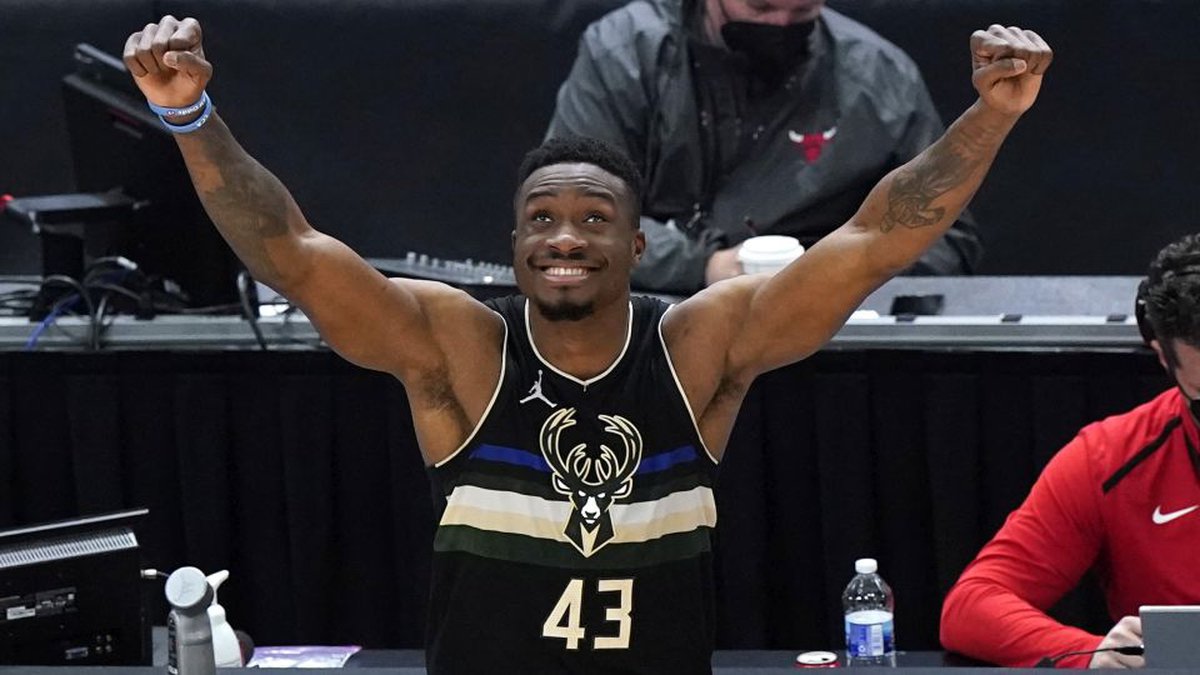 Milwaukee Bucks giữ chân anh ruột Giannis Antetokounmpo thêm 2 năm