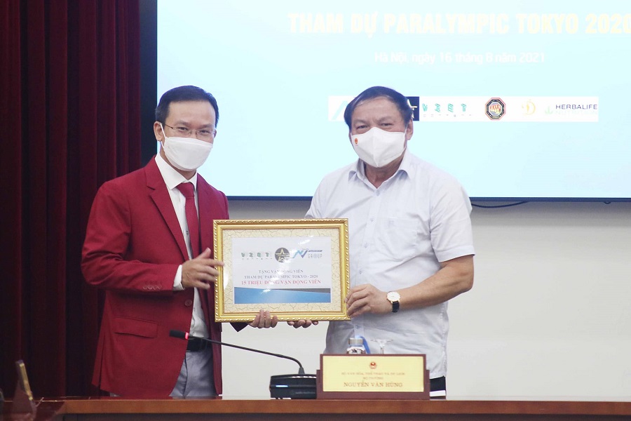 Vietcontent trao qu&agrave; tới c&aacute;c VĐV v&agrave; Đo&agrave;n Thể thao Việt Nam dự Paralympic Tokyo 2020