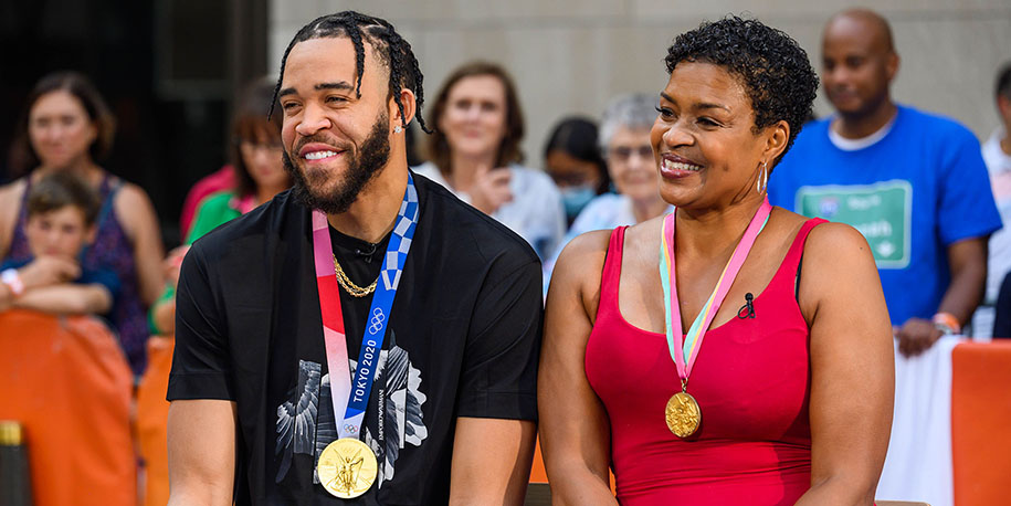 JaVale McGee và bà Pamela chia sẻ về cặp huy chương vàng bóng rổ Olympic lịch sử