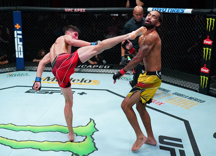 Knockout UFC: Tài năng trẻ Ignacio Bahamondes tung cú đá xoay hoàn hảo