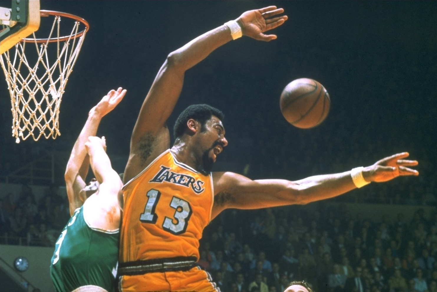 Wilt Chamberlain và giai thoại về cú block trật khớp vai đối thủ