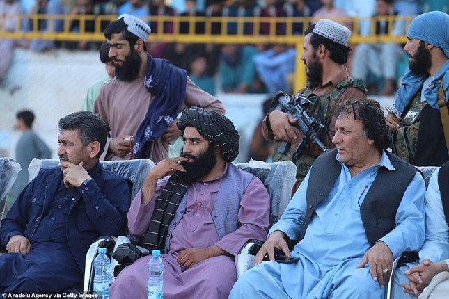 Taliban cầm súng đi xem chung kết bóng đá ở Afghanistan Taliban cầm súng đi xem chung kết bóng đá ở Afghanistan