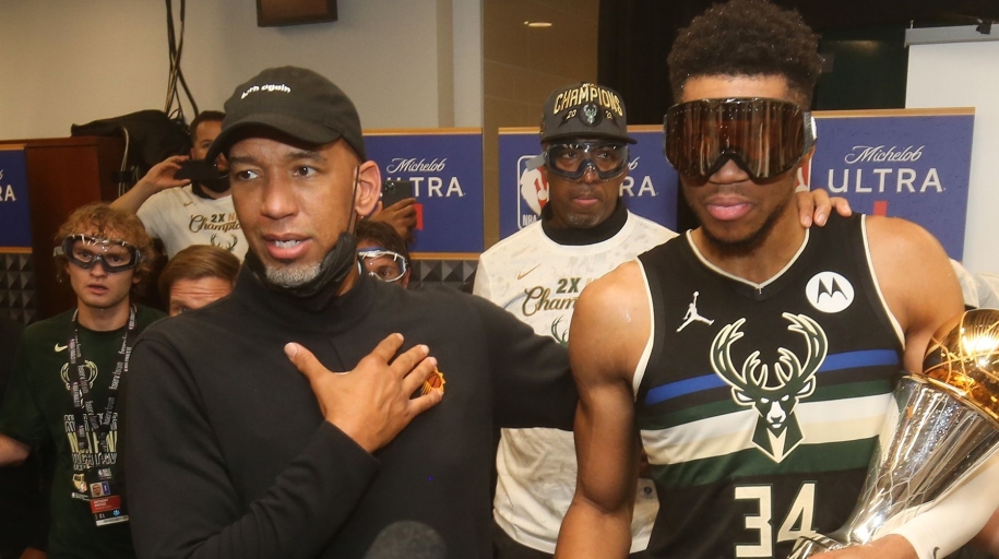 HLV Phoenix Suns phản phảo lời chỉ trích "làm màu" giữa phòng thay đồ của Bucks