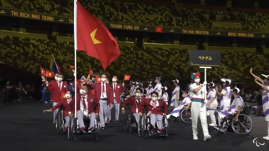 Xúc động hình ảnh đoàn Thể thao Việt Nam ở lễ khai mạc Paralympic 2020