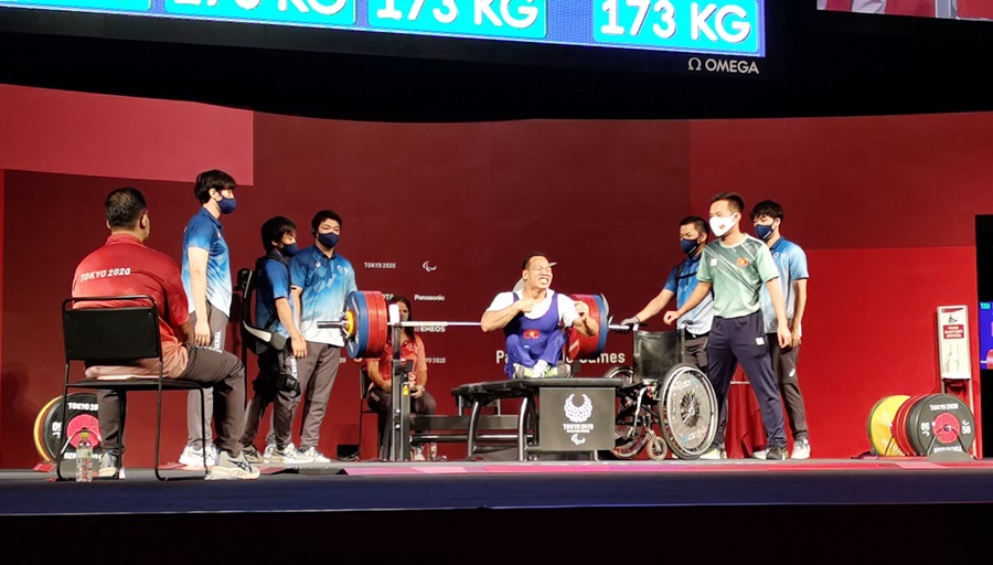 Dâng trào cảm xúc hình ảnh Lê Văn Công quật cường mang về HCB Paralympic 2020