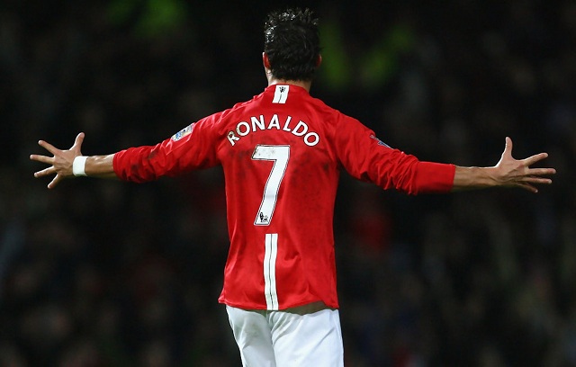 Ronaldo giảm lương để tái hợp MU nhưng vẫn cao nhất Ngoại hạng Anh
