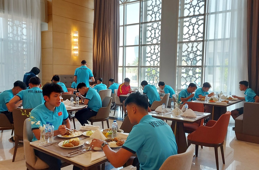 Tuyển Việt Nam tập buổi đầu tiên ở Saudi Arabia lúc… 0 giờ