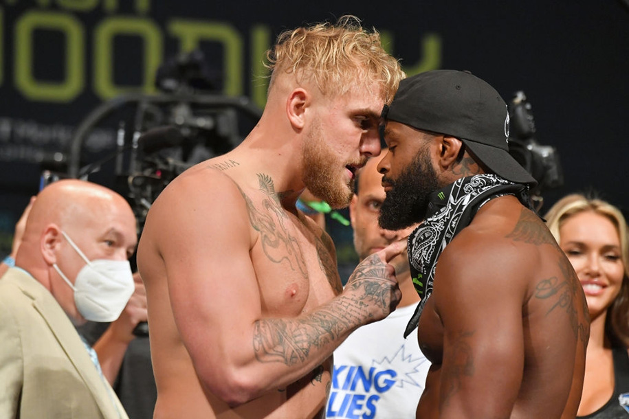 Jake Paul tái hiện trò "giật mũ" với Tyron Woodley trong buổi cân chính thức