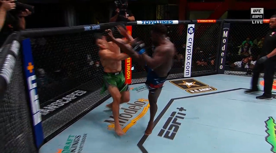 Abdul Razak Alhassan knockout đối thủ bằng đ&ograve;n đ&aacute; chớp nho&aacute;ng 17 gi&acirc;y
