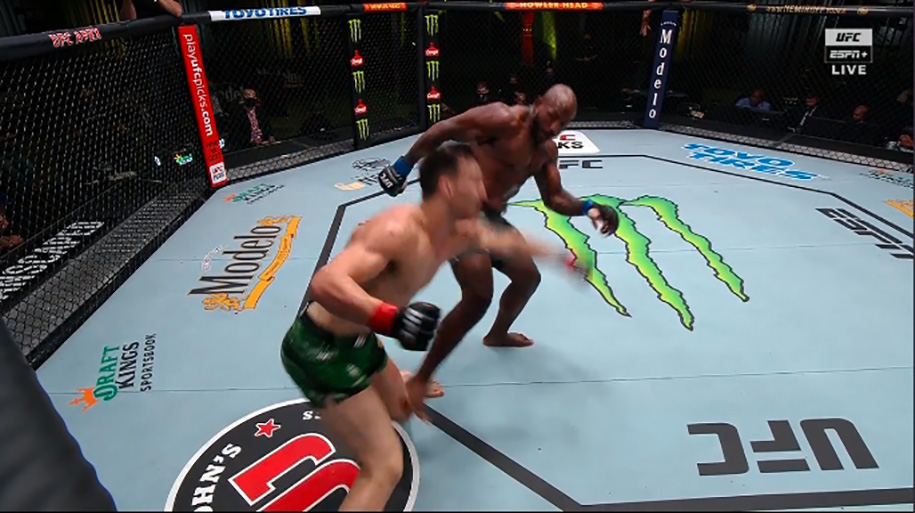 Khalil Rountree Jr phá gối đối thủ bằng đòn đá triệt hạ nguy hiểm "oblique kick"