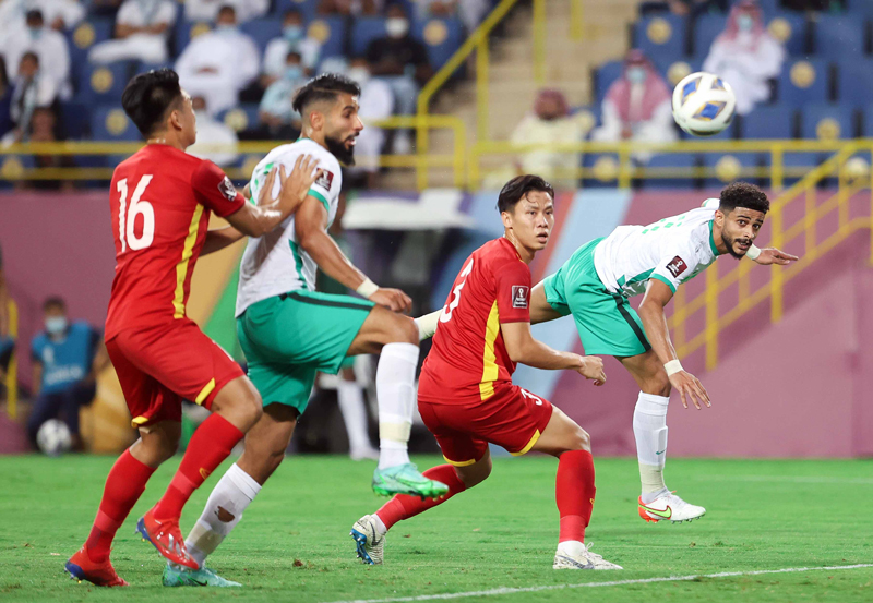 Bốn hậu vệ tuyển Việt Nam bị đau sau trận thua Saudi Arabia
