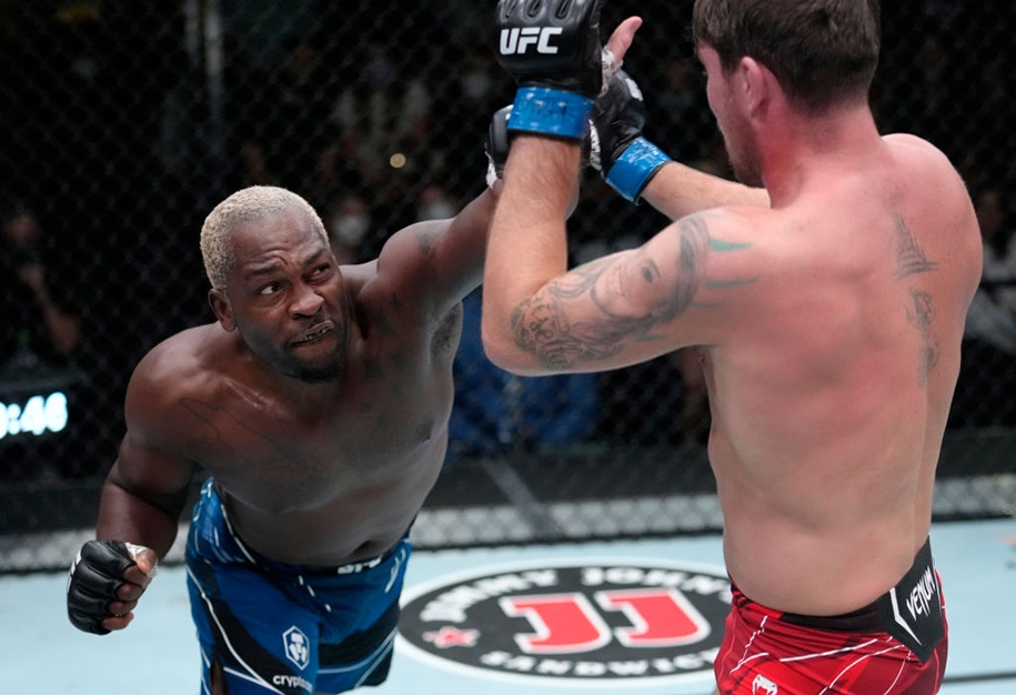Derek Brunson rạn xương sườn 3 tuần trước khi đánh bại Darren Till