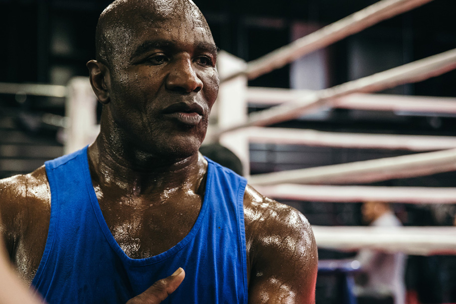 Evander Holyfield trấn an fan hâm mộ khi lên đài Boxing ở tuổi 58