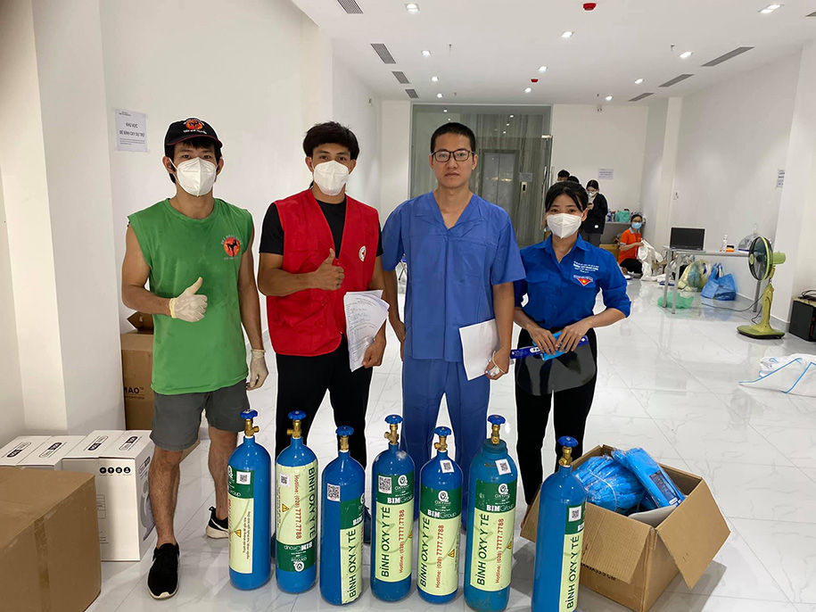 Một ngày cùng Nguyễn Trần Duy Nhất hỗ trợ bình oxy tới các khu điều trị COVID-19