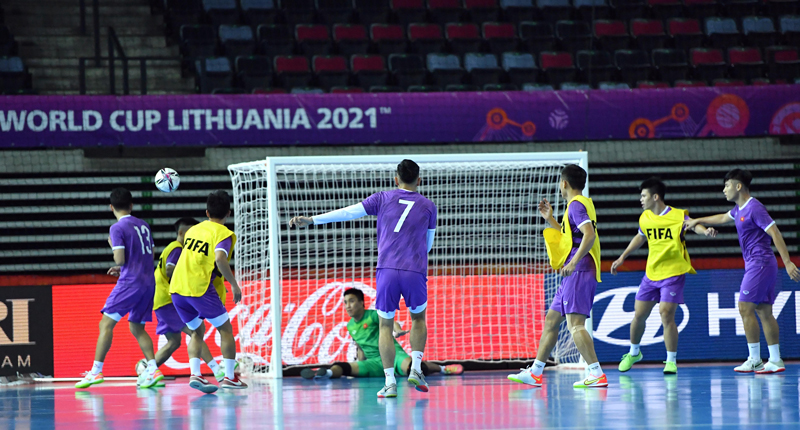 Một ngày trước giờ G, trận futsal Việt Nam vs Brazil lại đổi lịch thi đấu