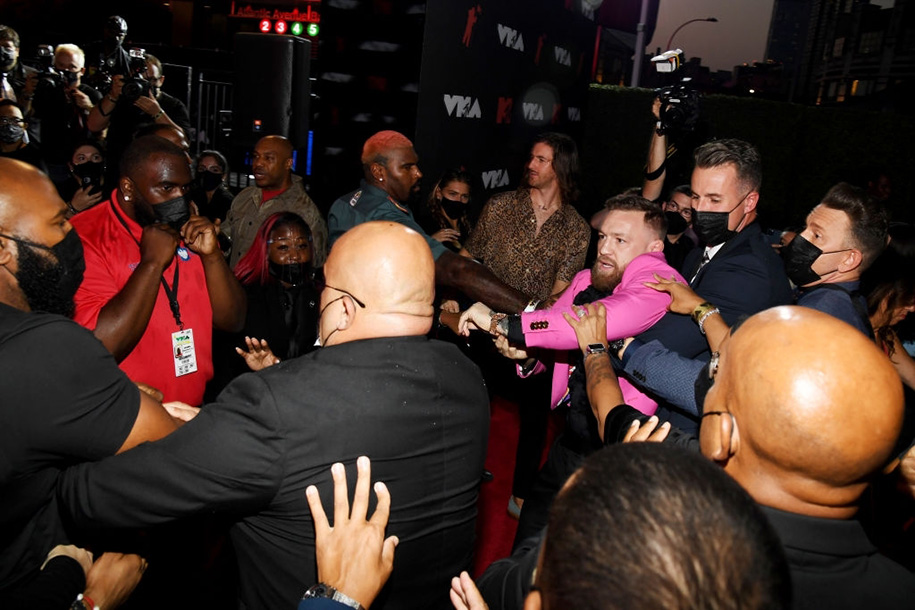 Conor McGregor định nói chuyện bằng “nắm đấm” với bạn trai Megan Fox trên thảm đỏ MTV VMA