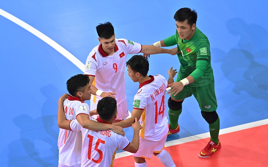 FIFA: Hồ Văn Ý chỉ còn cách bàn thắng vài centimet