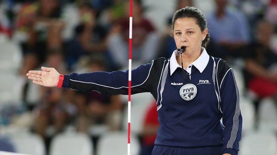 Nữ trọng tài bóng chuyền nổi tiếng treo còi sau giải Vô địch châu Âu 2021