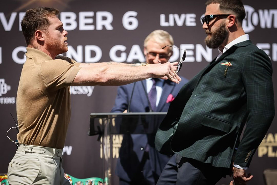 Canelo Alvarez xô xát, tát rách mặt Caleb Plant trong buổi họp báo đầu tiên