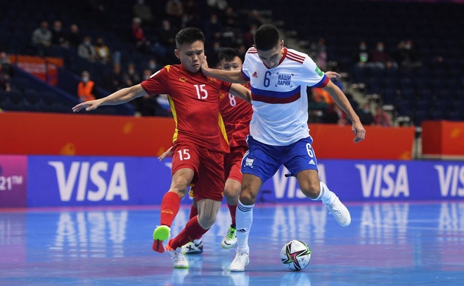 Cổ động viên Việt Nam lo cầu thủ futsal Nga "hụt" oxy ở phút cuối