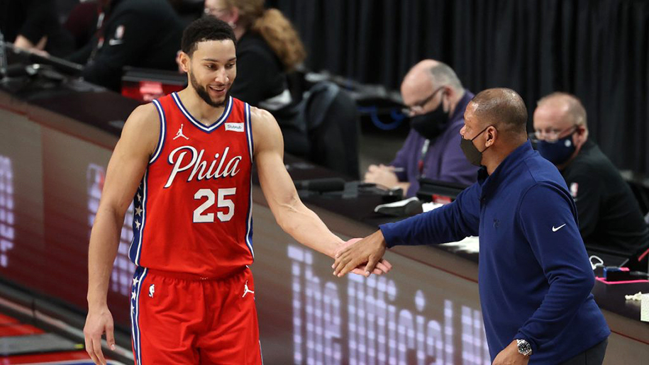 Ba th&aacute;ng sau b&igrave;nh luận g&acirc;y sốc, HLV Doc Rivers quyết t&acirc;m thuyết phục Ben Simmons ở lại