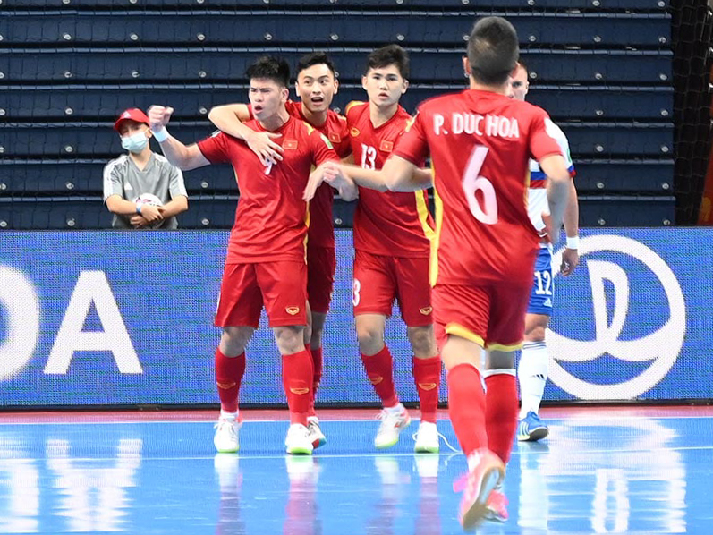 FIFA trầm trồ với bàn thắng lịch sử của Đắc Huy