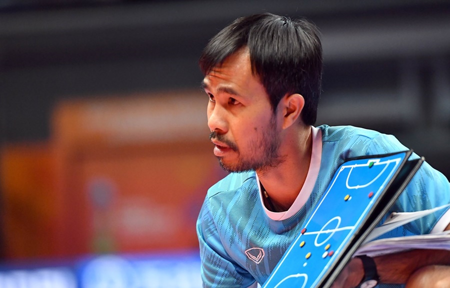 HLV Phạm Minh Giang không về nước cùng futsal Việt Nam