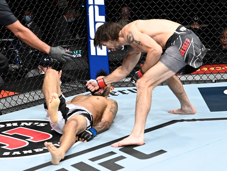 UFC 266: Cú tay sau knockout đối thủ "thẳng cẳng" từ Matthew Semelsberger