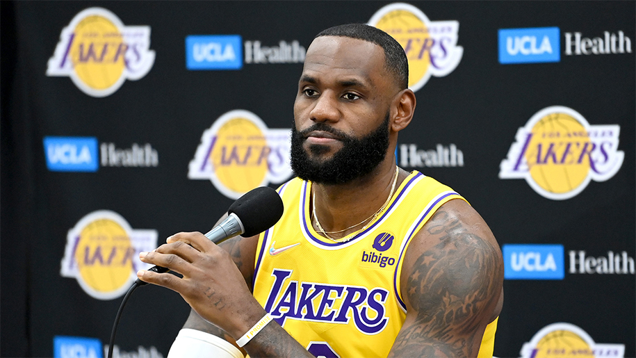 Từng từ chối, LeBron James nay đ&atilde; ti&ecirc;m vắc xin: V&igrave; gia đ&igrave;nh v&agrave; mục ti&ecirc;u v&ocirc; địch NBA