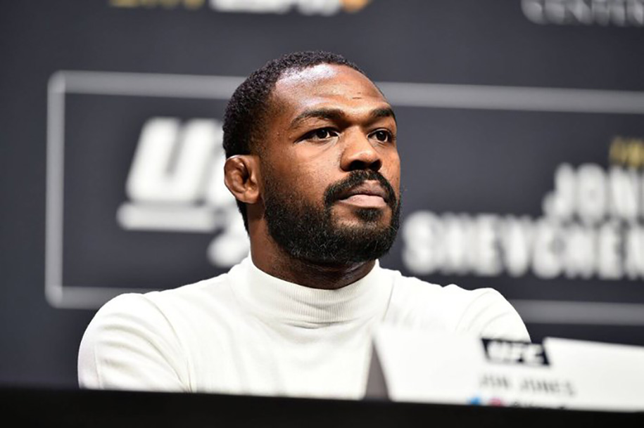 Jon Jones tấn công hôn thê, húc đầu vào xe cảnh sát “trong trạng thái kích động”