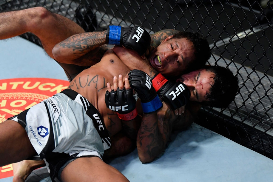 Đòn bẻ tay "khăn choàng" từ Alejandro Perez hạ gục Johnny Eduardo tại Fight Night 193