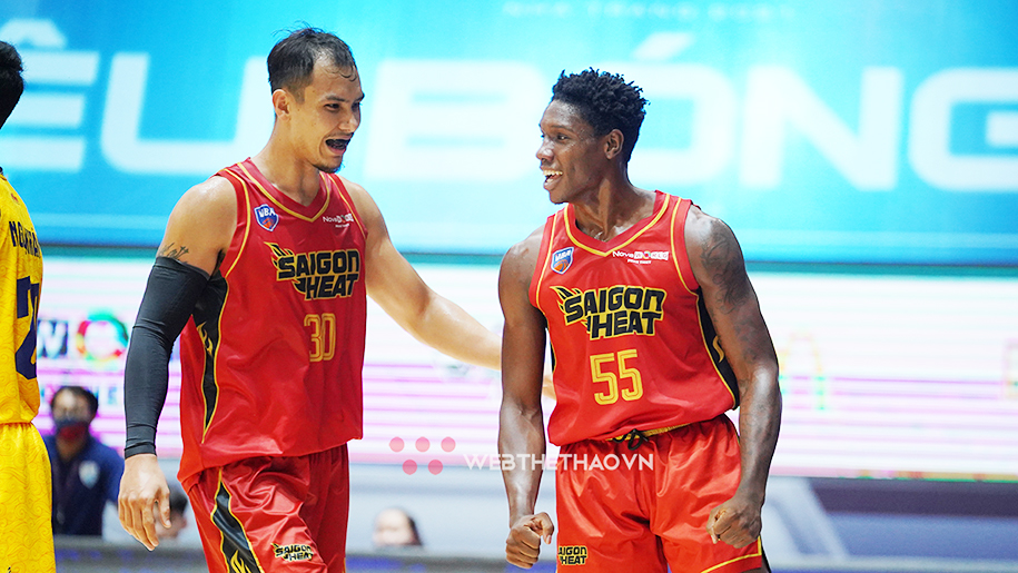 Ngoại binh Daquan Bracey b&ugrave;ng nổ với 50 điểm, Saigon Heat vượt qua Nha Trang Dolphins