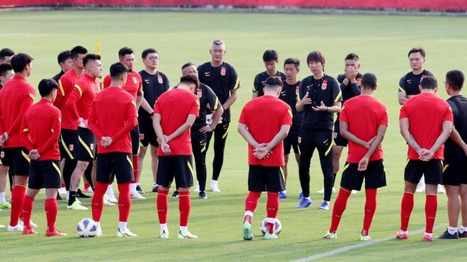 Tuyển Trung Quốc gặp bất lợi lớn vì… mặt trời