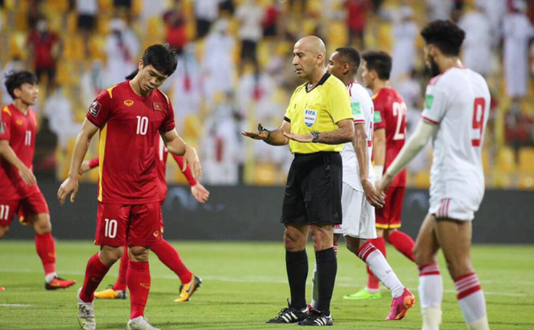 Trọng tài từng khiến CĐV "dậy sóng" điều khiển trận Oman vs Việt Nam