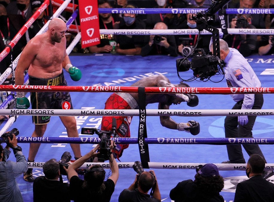 L&agrave;ng v&otilde; thế giới b&ugrave;ng nổ với pha knockout của Tyson Fury trước Deontay Wilder