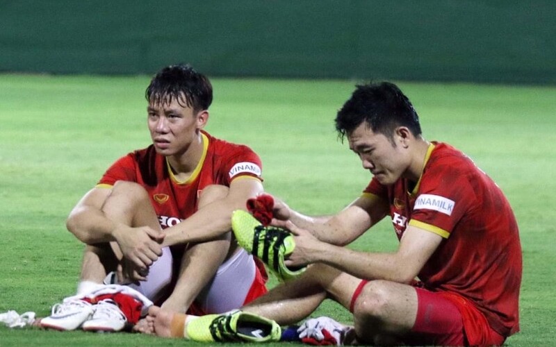 Quế Ngọc Hải chấn thương, ông Park chỉ còn hai trung vệ "lành lặn"