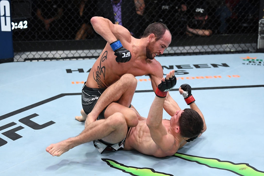 Damon Jackson lật kèo sau đòn chỏ sắc lẹm của đối thủ tại UFC Fight Night 194
